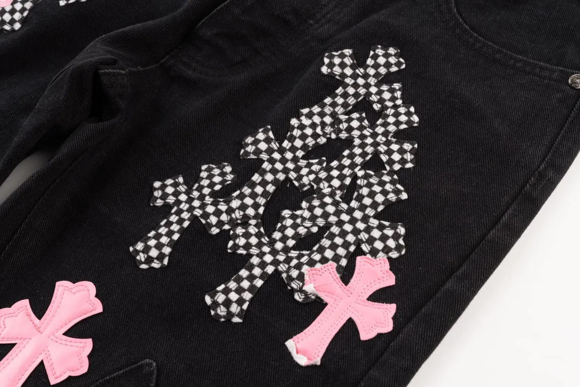 P230 running volume Chrome Hearts cherry blossom pink checkerboard cross patchwork leather jeans, original 5W+ It is known that chromehearts jeans will use vintage Levis jeans as the base plate for creation. They usually add their own unique silver buckles and silver ornaments, plus patchwork leather embellishments. This is the reason why the value of these vintage jeans doubles, because the base plate is Vintage jeans, jeans themselves have become very soft and comfortable after years of baptism, which can be distinguished from ordinary jeans. You should also refer to the pants data for size. Style number: 1808# Color: black pants cherry blossom pink Size: 28 30 32 34 28 Waist 86 Hips 100 Pants length 102 30 Waist 90 Hips 104 Pants length 104 32 Waist 94 Hips 108, pants length 106 34, waist 98, hips 112, pants length 110